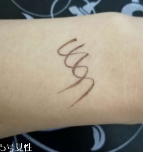 kiss me眼線筆怎么卸？卸妝水直接擦拭即可