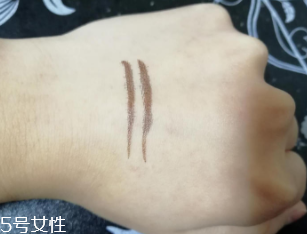 kiss me眼線筆怎么卸？卸妝水直接擦拭即可