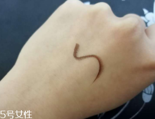 kiss me眼線筆怎么卸？卸妝水直接擦拭即可