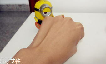 snail white蝸牛霜怎么打開？輕輕一按即有乳液滲出