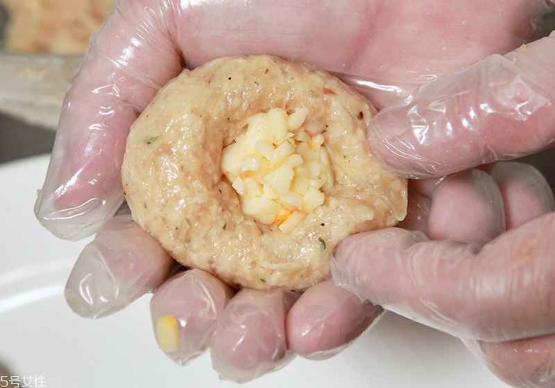 自制炸雞塊的做法 雞胸肉少油更健康 自制炸雞塊的做法 雞胸肉少油更健康