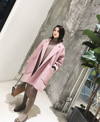 粉色外套怎么搭配？粉嫩少女系穿搭