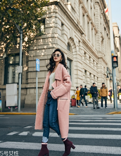 粉色外套怎么搭配？粉嫩少女系穿搭