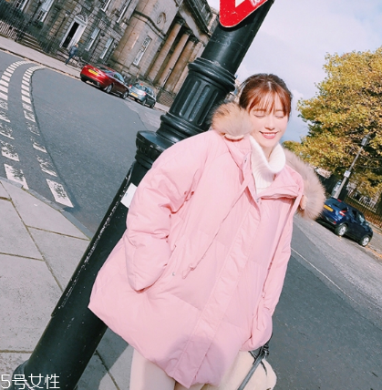 粉色外套怎么搭配？粉嫩少女系穿搭