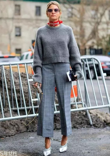 闊腿褲搭配什么毛衣？這個(gè)春天這樣穿