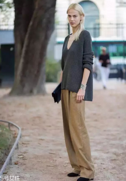 闊腿褲搭配什么毛衣？這個(gè)春天這樣穿