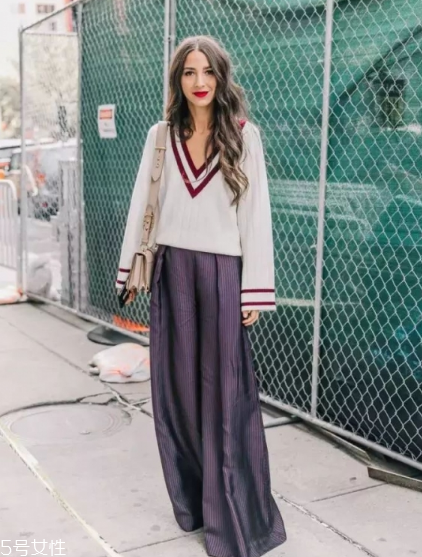 闊腿褲搭配什么毛衣？這個(gè)春天這樣穿