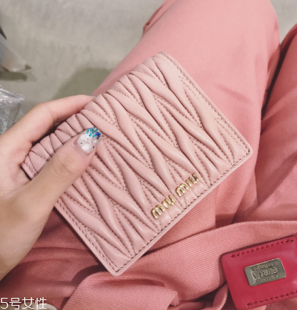 miumiu是什么旗下的？明星偏偏鐘愛它