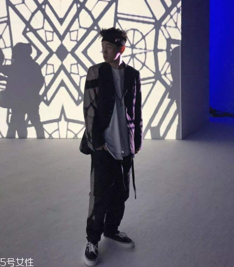 復(fù)古運(yùn)動風(fēng)怎么搭配？重回80年代潮流路線