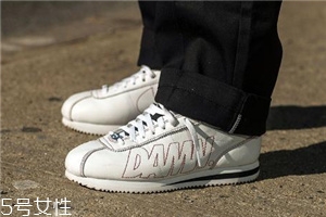 運(yùn)動(dòng)鞋腳面緊怎么處理？千萬(wàn)不要勉強(qiáng)穿