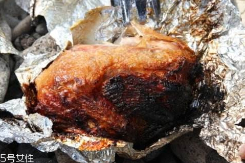 叫花雞用火烤多長時間 兩個小時左右 叫花雞用火烤多長時間 兩個小時左右