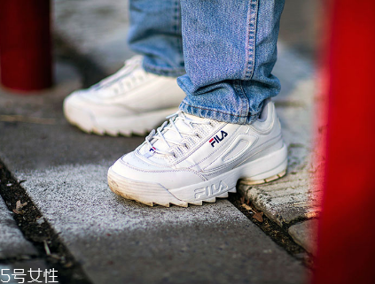 運動鞋里面磨破怎么辦？找有經(jīng)驗的鞋匠修補