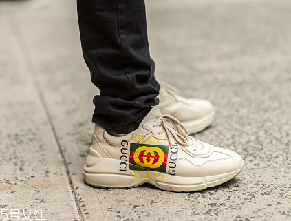 運動鞋里面磨破怎么辦？找有經(jīng)驗的鞋匠修補