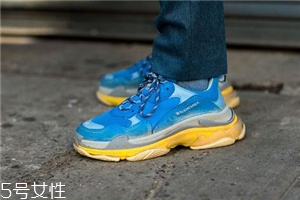 運動鞋里面磨破怎么辦？找有經(jīng)驗的鞋匠修補