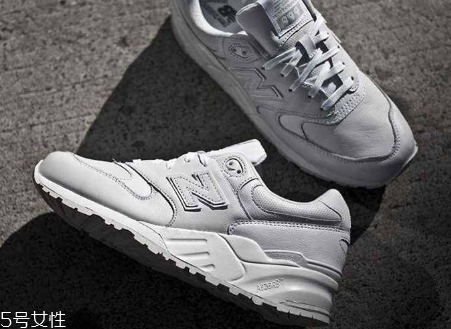 運(yùn)動鞋上有個n是什么牌子？街頭最火爆的運(yùn)動鞋品牌
