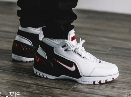 運(yùn)動(dòng)鞋最上面的兩個(gè)孔是干什么用的？