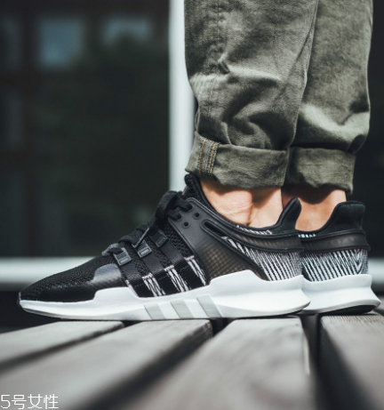 運(yùn)動(dòng)鞋上的膠怎么去掉？用香蕉水就能輕松洗掉