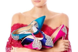 badgley mischka鞋子偏大嗎？時(shí)尚與奢華并存的紅毯戰(zhàn)靴