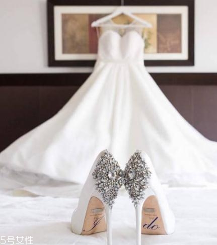 badgley mischka鞋子偏大嗎？時(shí)尚與奢華并存的紅毯戰(zhàn)靴