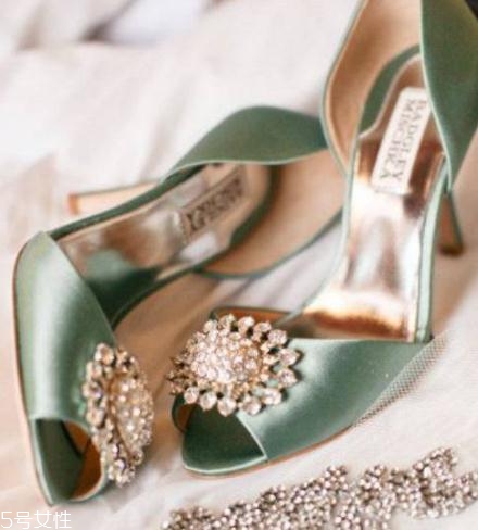 badgley mischka鞋子偏大嗎？時(shí)尚與奢華并存的紅毯戰(zhàn)靴