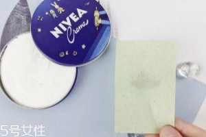 妮維雅小藍罐很油嗎？清爽不油膩