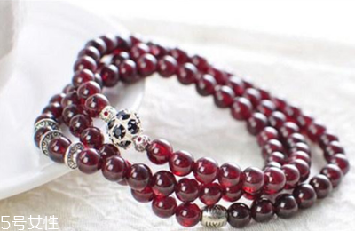 石榴石手鏈可以戴著洗澡嗎？會影響其壽命