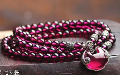 石榴石手鏈可以戴著洗澡嗎？會影響其壽命