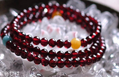 石榴石手鏈帶左手還是右手？