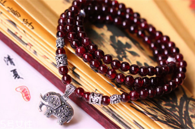 石榴石手鏈帶左手還是右手？