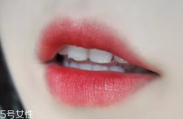絲絨口紅和啞光哪個好？正式場合用啞光