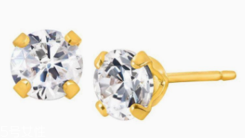 什么材質(zhì)的耳釘不過敏？純銀耳釘解決耳朵腫痛