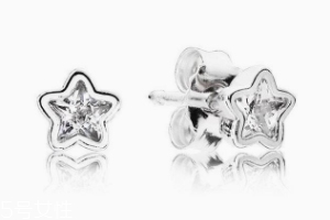 什么材質(zhì)的耳釘不過敏？純銀耳釘解決耳朵腫痛