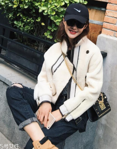 羊羔絨外套配什么鞋子？三款搭配出街不用愁