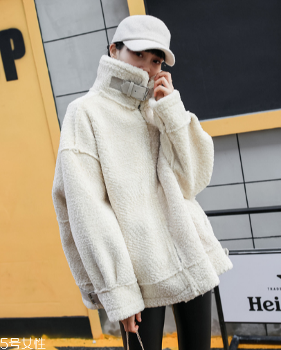 羊羔絨外套配什么鞋子？三款搭配出街不用愁