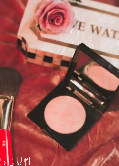 春天適合什么顏色口紅？首選活力西柚色