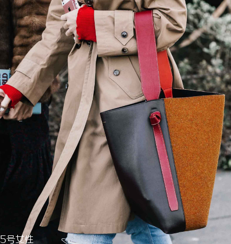 celine在哪個(gè)國家買最便宜？明星們的街拍新寵