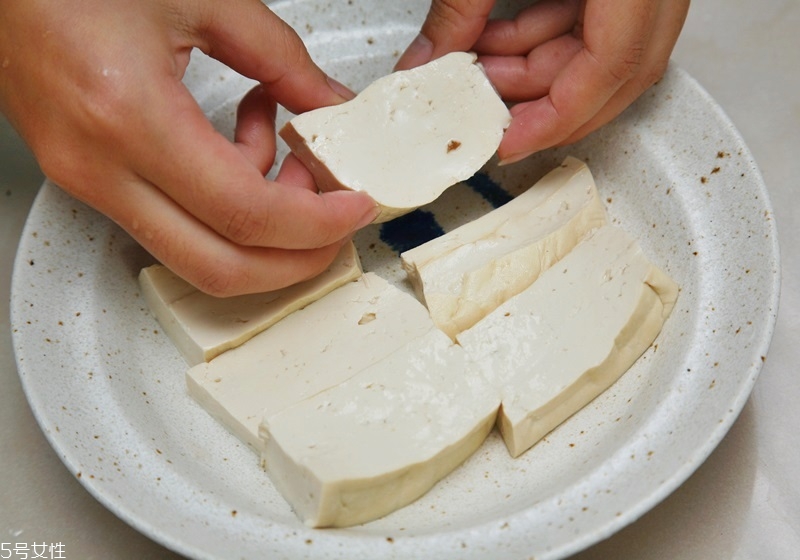 怎么煎豆腐不碎 煎豆腐的4個(gè)技巧 怎么煎豆腐不碎 煎豆腐的4個(gè)技巧