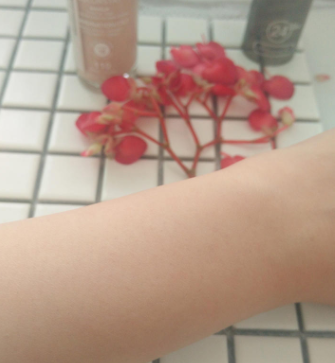 露華濃粉底液遮瑕效果好嗎？效果一般