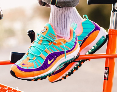 運(yùn)動鞋白邊變黃怎么辦？運(yùn)動鞋鞋邊清洗小妙招