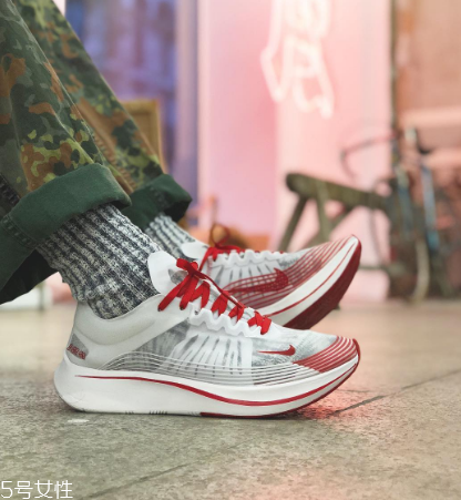 運動鞋比皮鞋大一碼還是小一碼？