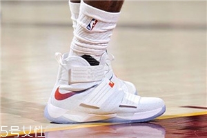 運(yùn)動(dòng)鞋不透氣怎么辦？購(gòu)買(mǎi)需謹(jǐn)慎