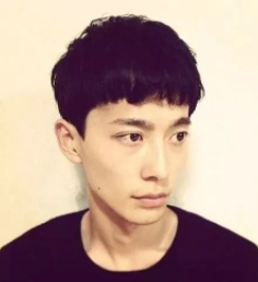 2022年最流行的發(fā)型男生？厚劉海還是最受歡迎