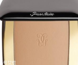 dior迪奧和嬌蘭粉餅?zāi)膫€好？