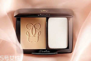 dior迪奧和嬌蘭粉餅?zāi)膫€好？