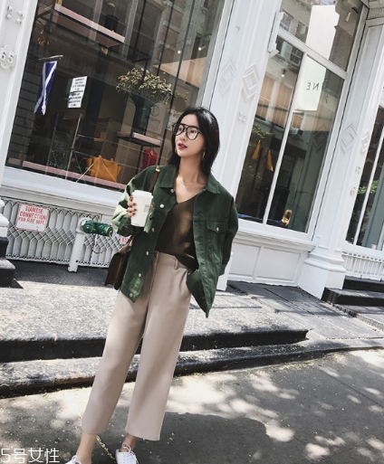 牛仔上衣配什么褲子好看？這個(gè)春天酷到爆