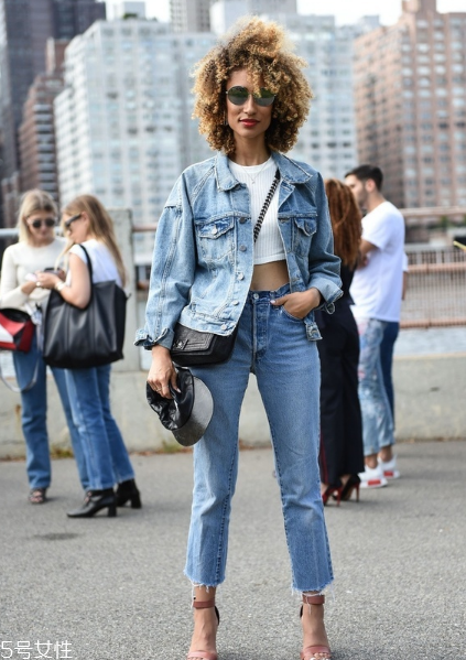 牛仔上衣配什么褲子好看？這個(gè)春天酷到爆
