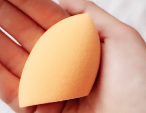 美妝蛋怎樣上妝更服帖？先浸濕再用