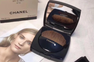 Chanel香奈兒柔光蜜粉餅好用嗎？春夏妝容救星