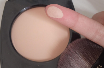 Chanel香奈兒柔光蜜粉餅好用嗎？春夏妝容救星