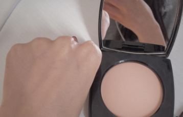 Chanel香奈兒柔光蜜粉餅好用嗎？春夏妝容救星